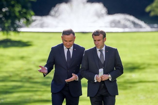 Prezydent RP Andrzej Duda i prezydent Francji Emmanuel Macron podczas rozmowy w ogrodach Pałacu Elizejskiego w Paryżu, fot. Jakub Szymczuk/KPRP