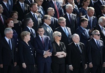 Goście i przedstawiciele rządu podczas obchodów. Na pierwszym planie m.in. Kanclerz Niemiec Angela Merkel, premier RP Mateusz Morawiecki, fot. PAP/Leszek Szymański