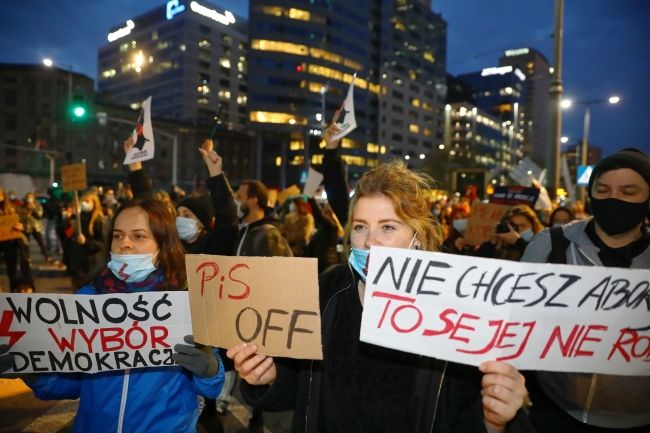 Nie wszyscy uczestnicy protestów zabezpieczają się w prawidłowy sposób, fot. PAP/Rafał Guz