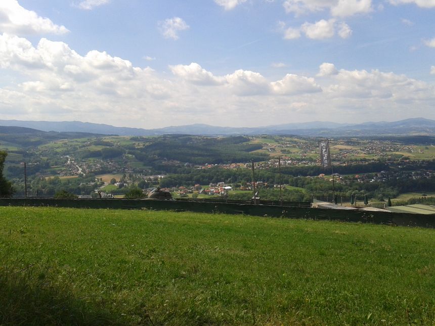 schowany za płotem helikopter