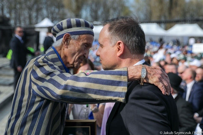 Prezydent Andrzej Duda z byłym więźniem Auschwitz podczas Marszu Żywych w 2028 r. Fot. Jakub Szymczuk/KPRP