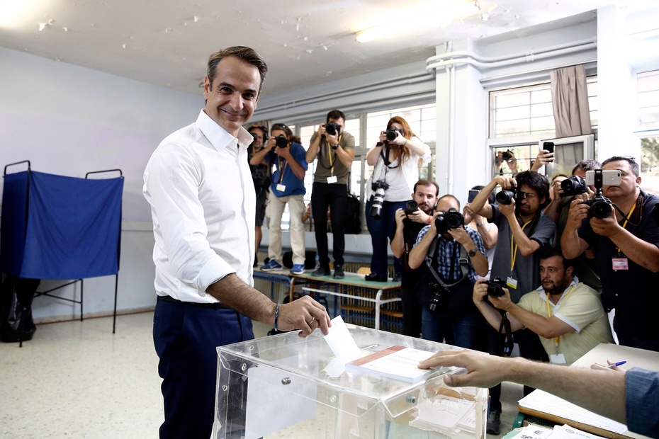 Kyriakos Mitsotakis oddaje głos w wyborach. fot. PAP/EPA/ALEXANDROS VLACHOS