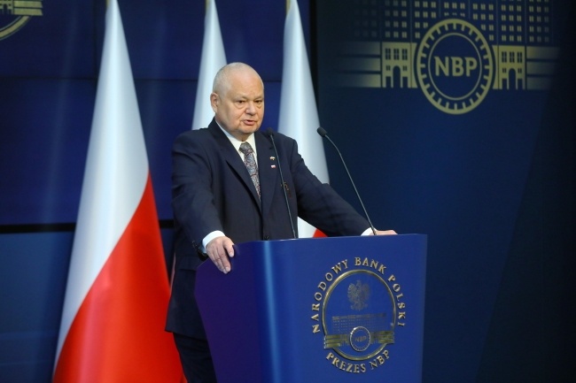 Prezes NBP Adam Glapiński podczas konferencji prasowej w siedzibie Narodowego Banku Polskiego, fot. PAP/Rafał Guz
