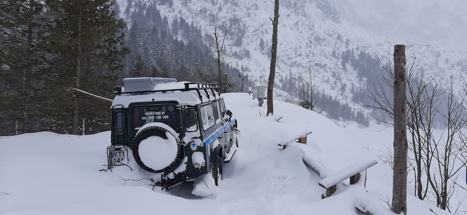 Land Rover, którego przesunęła lawina, fot. Twitter/Paweł Strzelecki