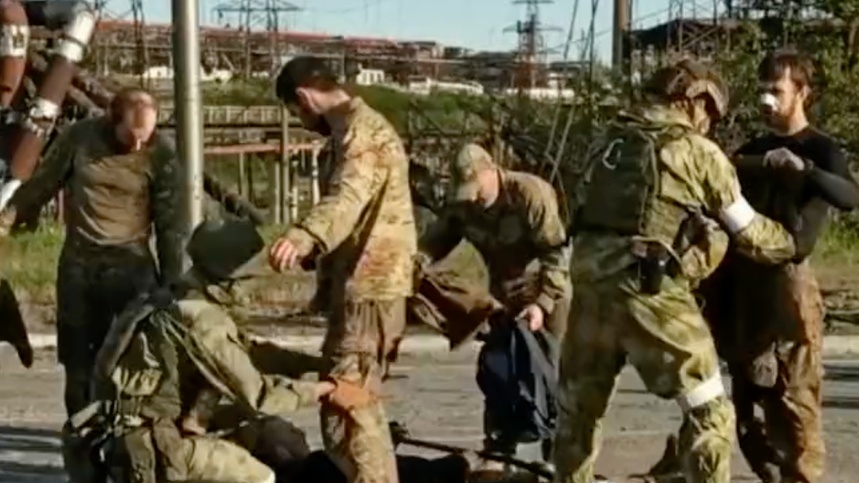 W mediach społecznościowych pojawiają się nagrania przedstawiające ewakuujących się ukraińskich żołnierzy z Azowstalu (fot. Twitter)