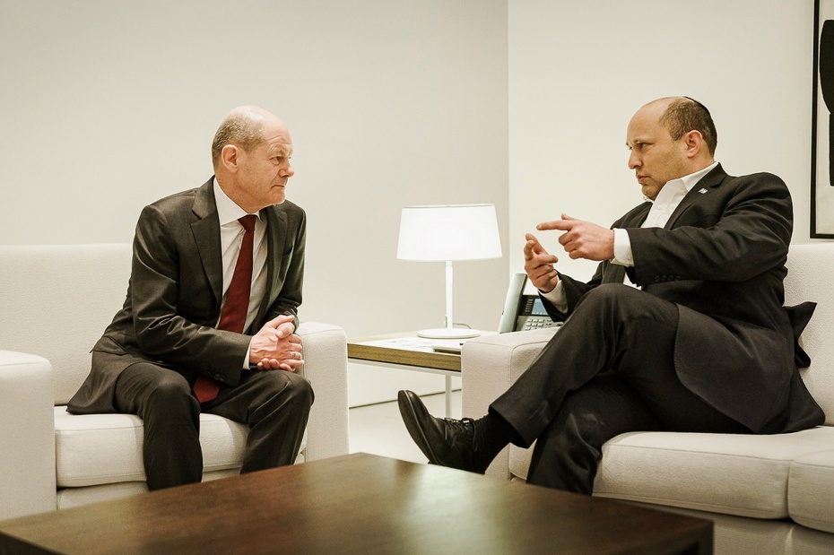 Kanclerz Niemiec Olaf Scholz spotkał się w niedzielę wieczorem z premierem Izraela Naftalim Bennettem.  Fot. PAP/EPA/German federal government / HANDOUT