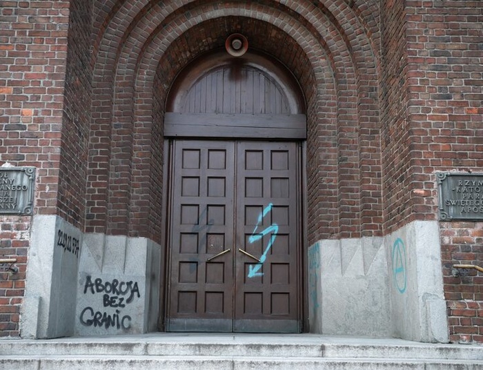 Czarnecki: Ponad 100 zdewastowanych kościołów – i ???