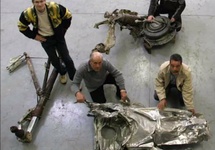 Odkrywcy wraku samolotu Exupery'go. Kadr z filmu TV francuskiej.