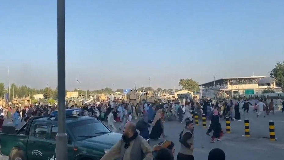 Zrozpaczony tłum próbuje uciec z Kabulu na płytę lotniska.