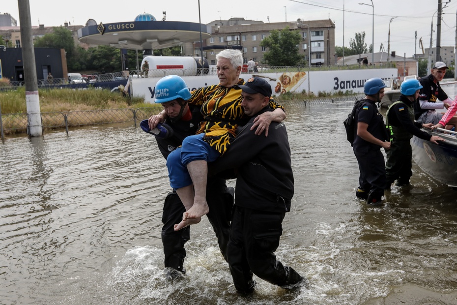 (Ukraina walczy ze skutkami powodzi. Fot. EPA/MYKOLA TYMCHENKO)