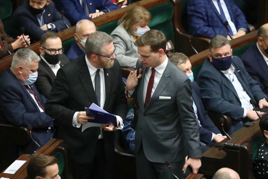 Grzegorz Braun i Jakub Kulesza opuszczają posiedzenie Sejmu. Fot. PAP/Tomasz Gzell