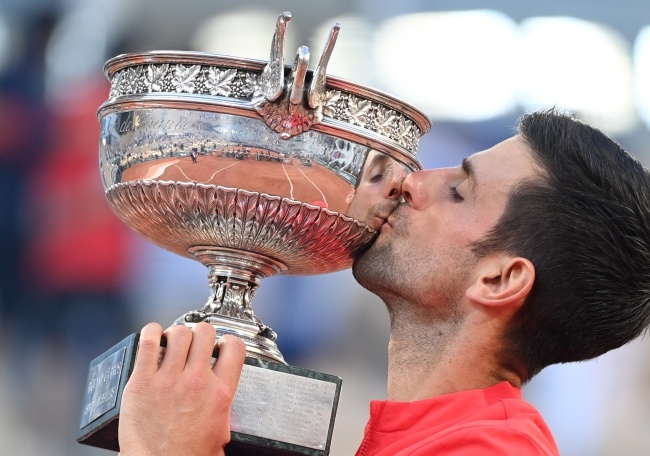 Novak Djokovic całuje puchar, fot. PAP/EPA/CAROLINE BLUMBERG