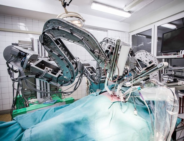 Roboty coraz częściej operują pacjentów. Polska nadrabia zaległości