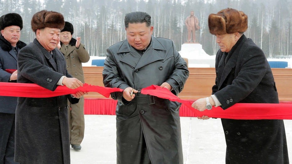 Kim Dzong Un z północnokoreańskimi urzędnikami / źródło: PAP/EPA/KCNA