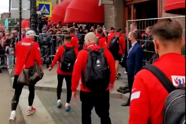 Polscy kibice witają zawodników reprezentacji przed hotelem w Pwtersburgu.
