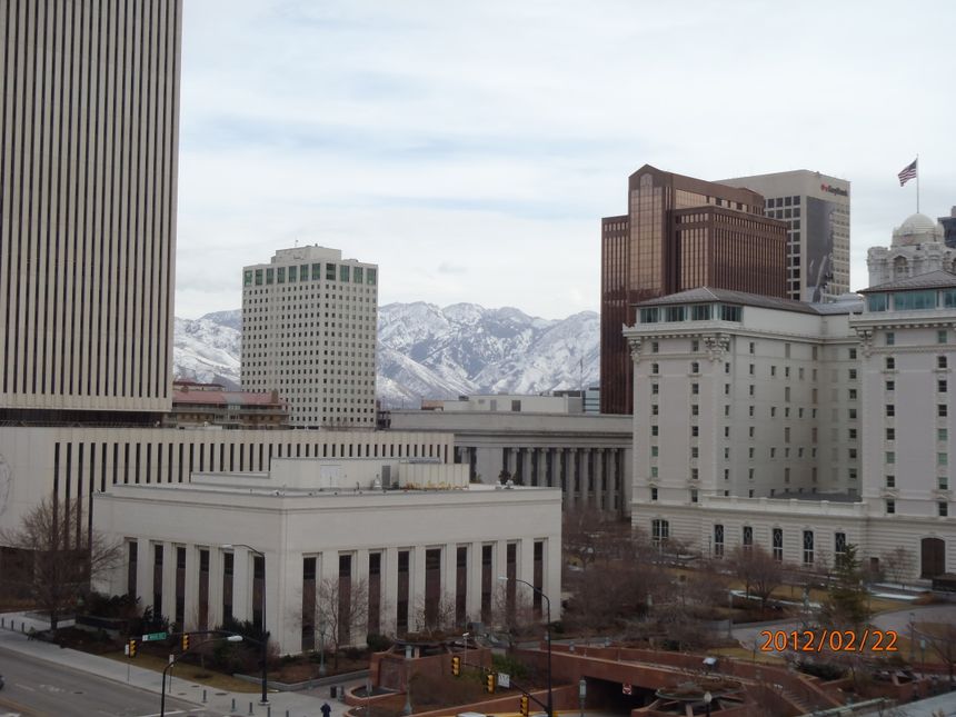 Widok z dachu Centrum Operacyjnego Mormonów. Centrum Słonego Miasta Ziem bez ziemi