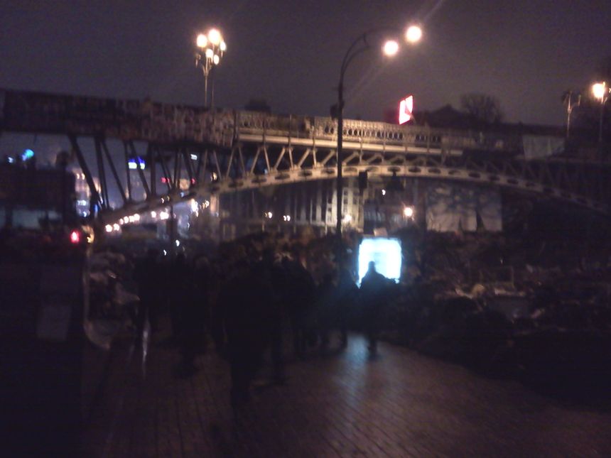 Wlasnie pod tym mostkiem przy ul. Instytuckiej było zabito duźo ludzi przez snajperzy 22 lutego