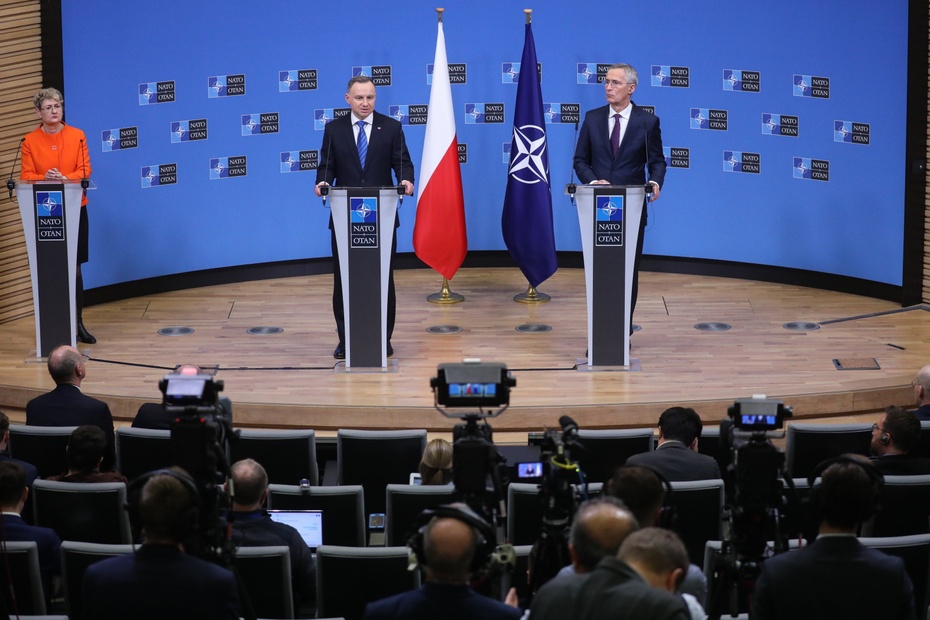 Prezydent RP Andrzej Duda (L) i sekretarz generalny NATO Jens Stoltenberg (P) podczas wspólnej konferencji prasowej po spotkaniu w Kwaterze Głównej NATO w Brukseli, 15 bm. (mr) PAP/Leszek Szymański