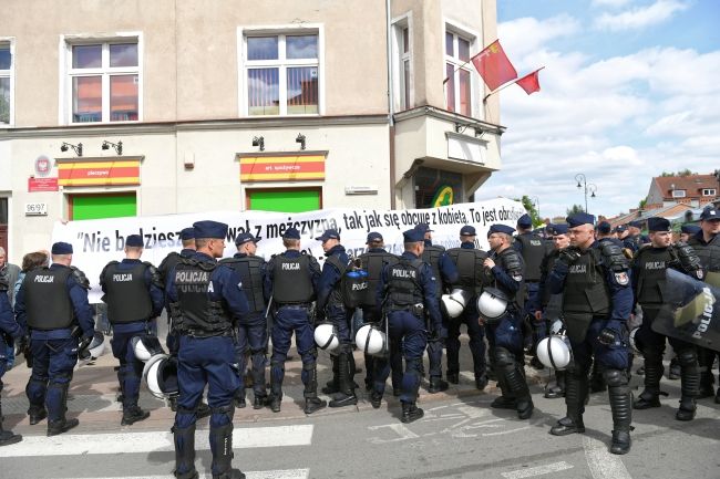 Policja odgradza kontrmanifestację na trasie V Trójmiejskiego Marszu Równości w Gdańsku. Fot. PAP/Adam Warżawa