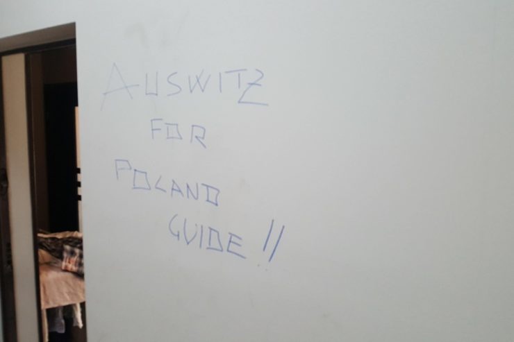 Obraźliwe napisy na drzwiach mieszkania przewodnika muzeum Auschwitz.