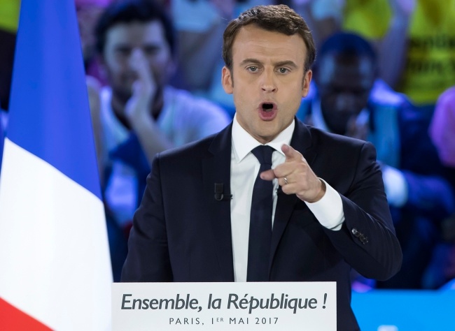 Emmanuel Macron. fot. PAP/EPA/IAN LANGSDON