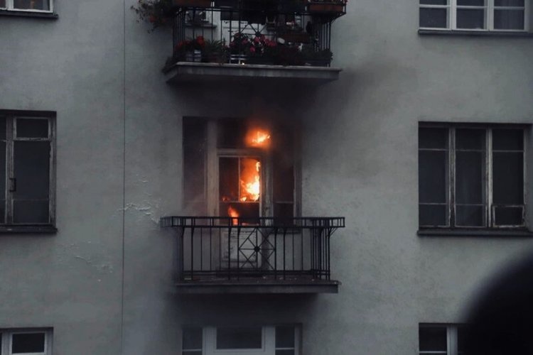 Podpalone mieszkanie 11 listopada w Warszawie. Fot. Twitter/Bart Staszewski