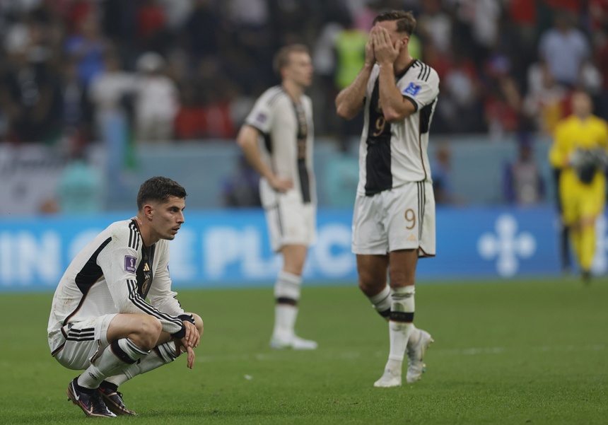 Spuszczone głowy piłkarzy Niemiec po meczu z Kostaryką. Fot. PAP/EPA