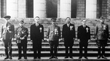 Konferencja Azji Wschodniej, premier Hideki Todżio (w środku) w otoczeniu kolaboranckich polityków. Po lewej stoi Wang Dżing-wei, prezydent rządu nankińskiego [Wikimedia]