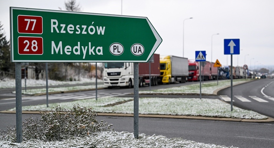 Kolejka ciężarówek na obwodnicy Przemyśla. Fot. PAP/Darek Delmanowicz