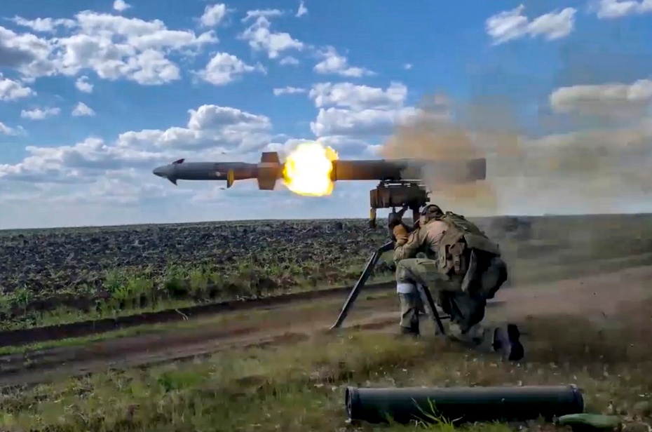 Rosyjskie wojska podczas ataku na ukraińskie pozycje. Fot. PAP/EPA/RUSSIAN DEFENCE MINISTRY PRESS S
