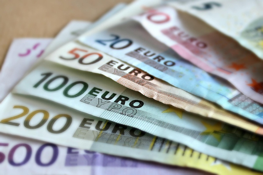 W najnowszym sondażu IBRiS dla Radia ZET Polacy zagłosowali, czy nasz kraj powinien przyjąć walutę euro. (fot. Pixabay)