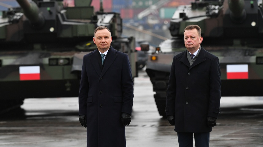 Prezydent Andrzej Duda i szef MON, wicepremier Mariusz Błaszczak podczas odbioru koreańskich czołgów w Gdyni. (fot. PAP)