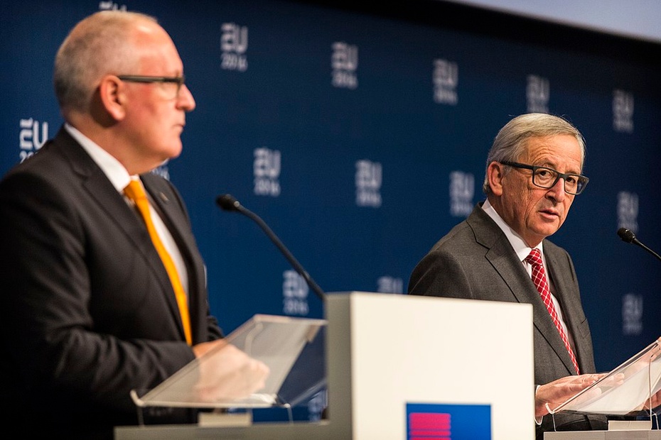 Timmermans i Juncker. fot. By EU2016 NL from The Netherlands - Persconferentie EU commissie / Pressconference EU Commission, CC BY 2.0, https://commons.wikimedia.org/w/index.php?curid=51587050