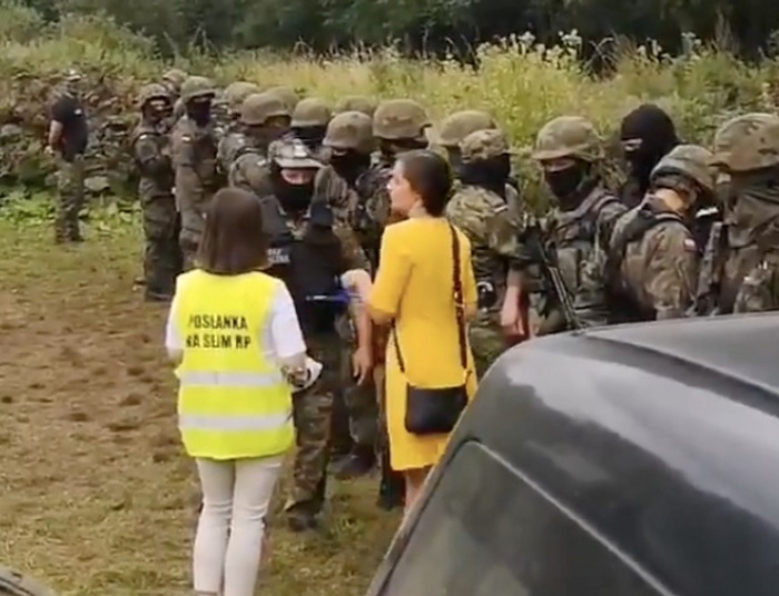 Klaudia Jachira na granicy polsko-białoruskiej legitymuje polskich funkcjonariuszy [WIDEO]