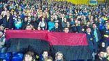 Flagi UON-UPA na meczu z Polakami w Charkowie