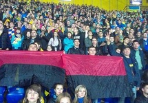 Flagi UON-UPA na meczu z Polakami w Charkowie