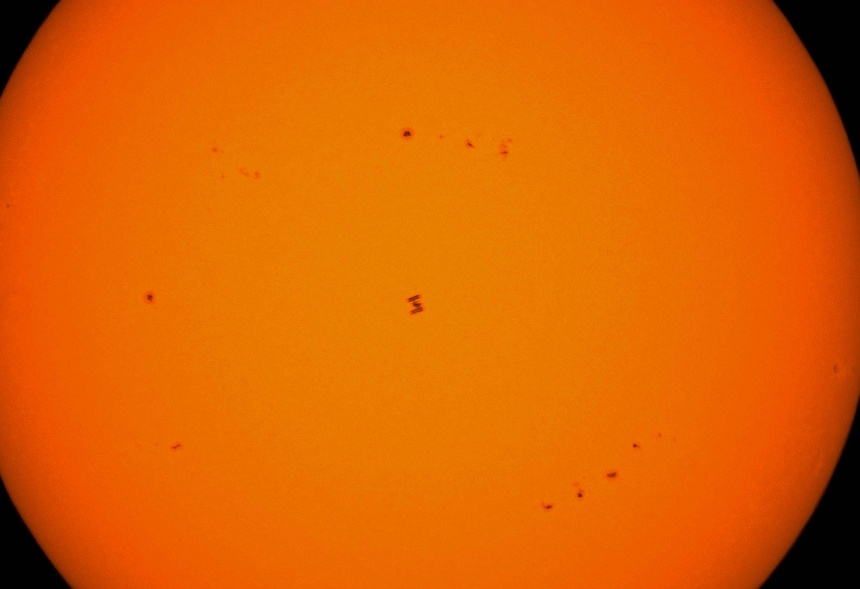Słońce i przelatująca ISS. Widoczne plamy i granulacja powierzchni. Zdjęcie: Alpejski