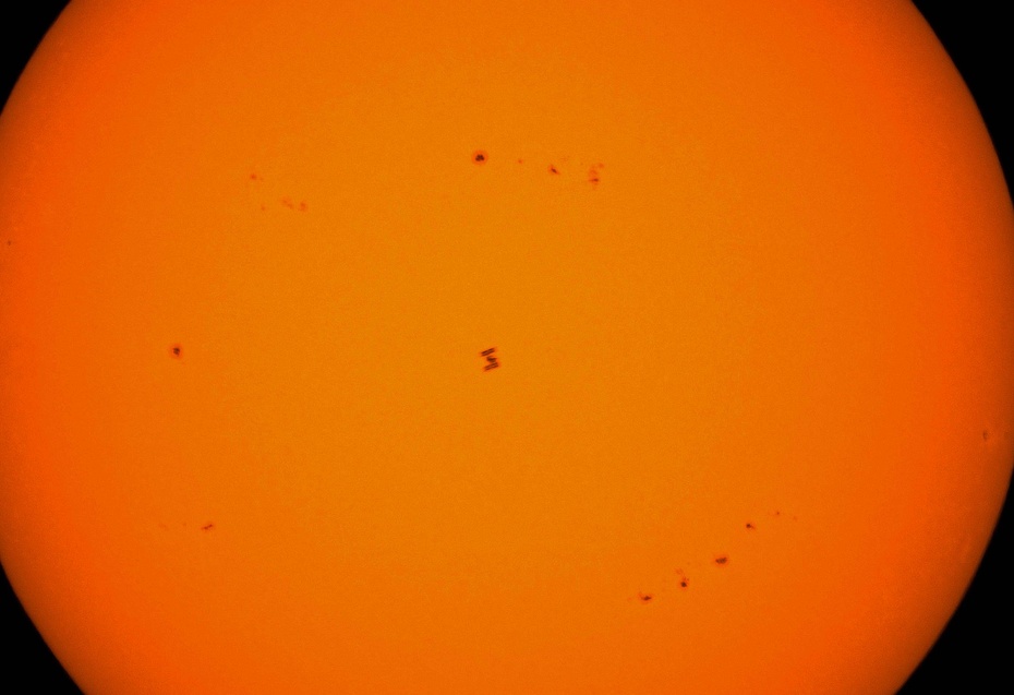 Słońce i przelatująca ISS. Widoczne plamy i granulacja powierzchni. Zdjęcie: Alpejski