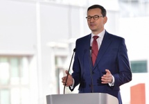 Premier Mateusz Morawiecki przemawia podczas uroczystości w Świnoujściu, fot. PAP/Marcin Bielecki