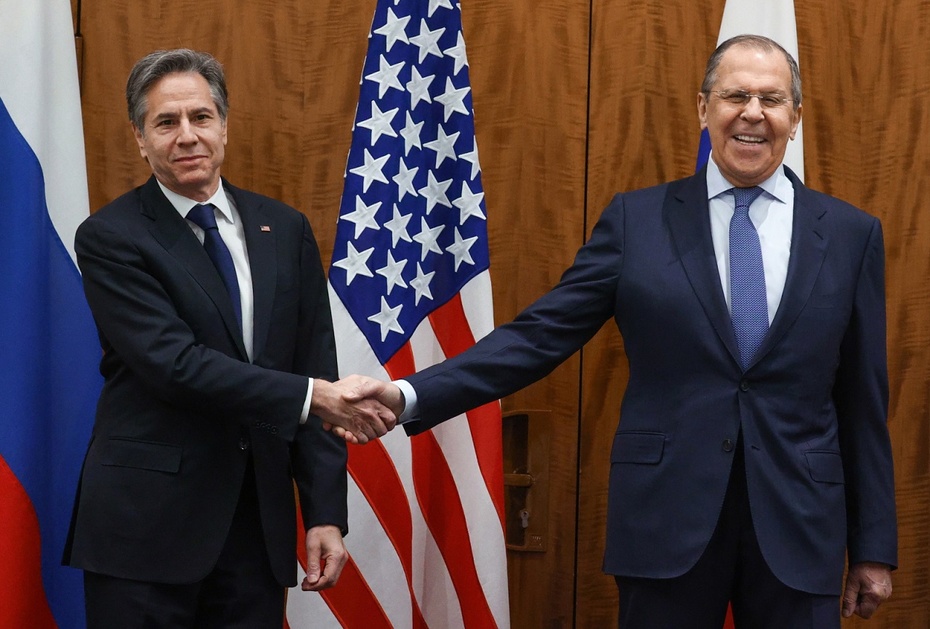 Szef amerykańskiej dyplomacji Antony Blinken (L) i szef MSZ Rosji Siergiej Ławrow (P). Fot. PAP/EPA/RUSSIAN FOREIGN AFFAIRS MINISTRY / HANDOUT