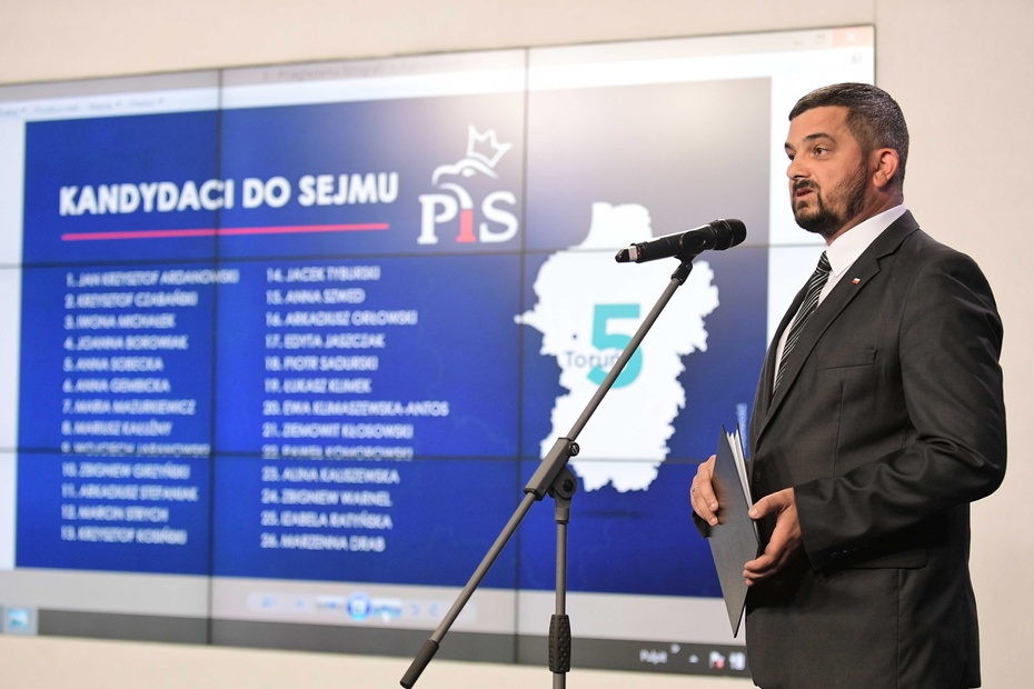 Przewodniczący Komitetu Wykonawczego PiS Krzysztof Sobolewski przedstawił kandydatów do Sejmu i Senatu. fot. PAP/PAP/Marcin Obara