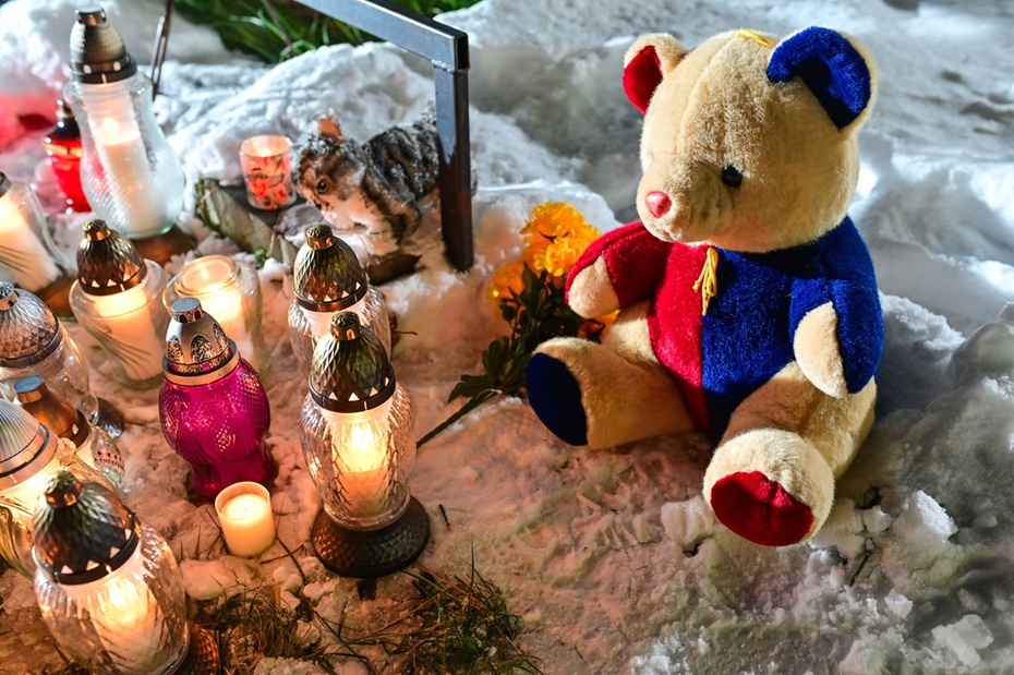 Mieszkańcy stawiają znicze w miejscu w centrum Andrychowa, gdzie we wtorek 28 listopada br. przez kilka godzin siedziała na zimnie zaginiona 14-latka. Fot. PAP/Art Service