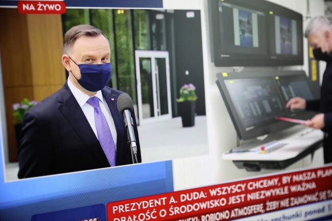 Transmisja wypowiedzi prezydenta RP Andrzeja Dudy. Fot. PAP/Leszek Szymański