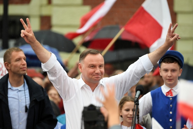 Według danych z 100 proc. obwodów Andrzej Duda uzyskał 43,5 proc. głosów wyborców. Fot. PAP/Adam Warżawa