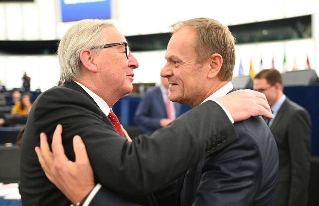 Jean-Claude Juncker i Donald Tusk. Fot. Archiwum/PAP/EPA/PATRICK SEEGER