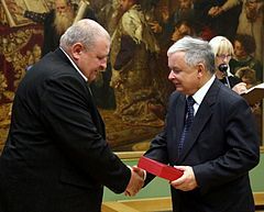 Prezydent RP Lech Kaczyński przekazuje Krzyż Komandorski z Gwiazdą Orderu Odrodzenia Polski, synowi Bohatera.