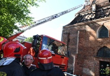 Akcja gaszenia pożaru zabytkowego kościoła św. Piotra i Pawła. Fot. PAP/Adam Warżawa
