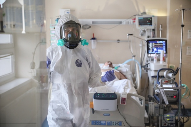 Pacjent z koronawirusem w szpitalu. fot. PAP/Leszek Szymański