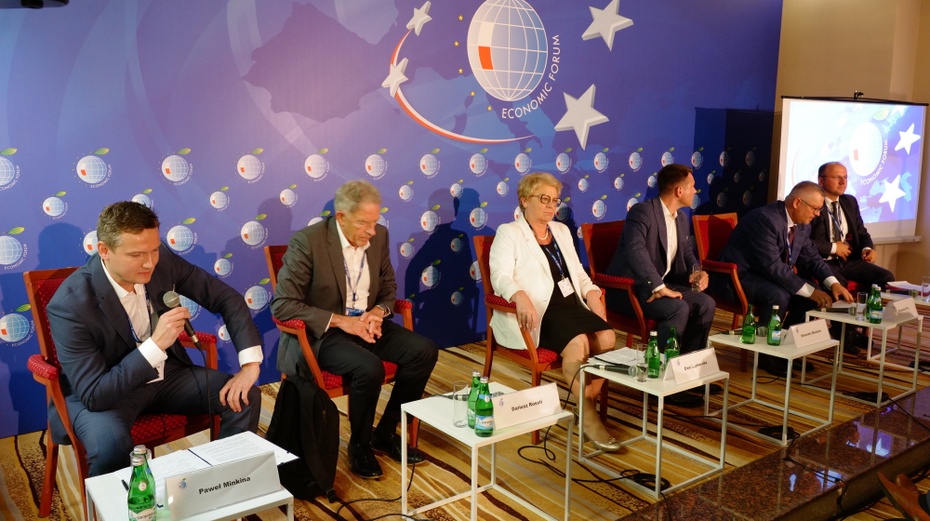 Fot: Paneliści Dariusz Rosati (PO), Ewa Szymańska (PiS), Sławomir Mentzen (Konfederacja), Krzysztof Flis (Baker McKenzie) i Szymon Parulski (doradca podatkowy)