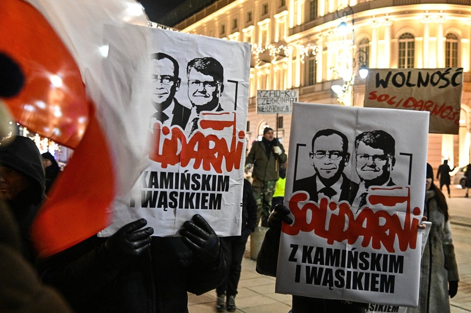 Warszawa. Protesty po zatrzymaniu Macieja Wąsika i Mariusza Kamińskiego. Fot. PAP/Radek Pietruszka